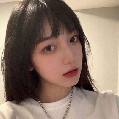 中国年轻女性陪玩师形象示意，王者荣耀五排开黑