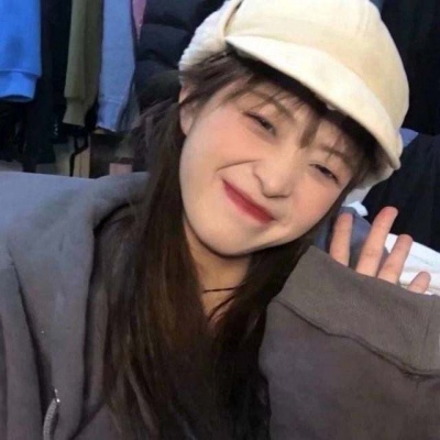 中国年轻女性陪玩师形象示意，新手教学与轻松聊天