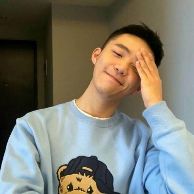 中国年轻男性陪玩师形象示意，无畏契约枪法复盘